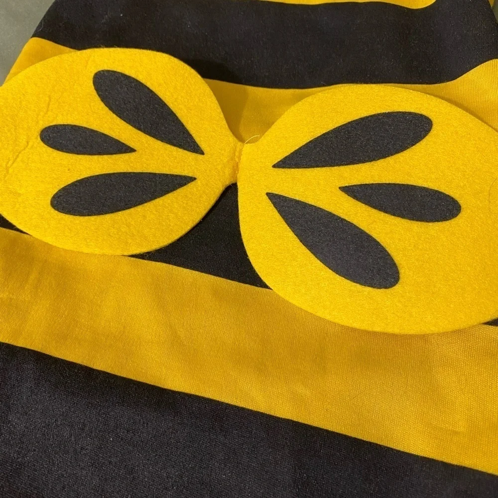 Bumble bee dog costume with attached straps that close underneath Sz XL